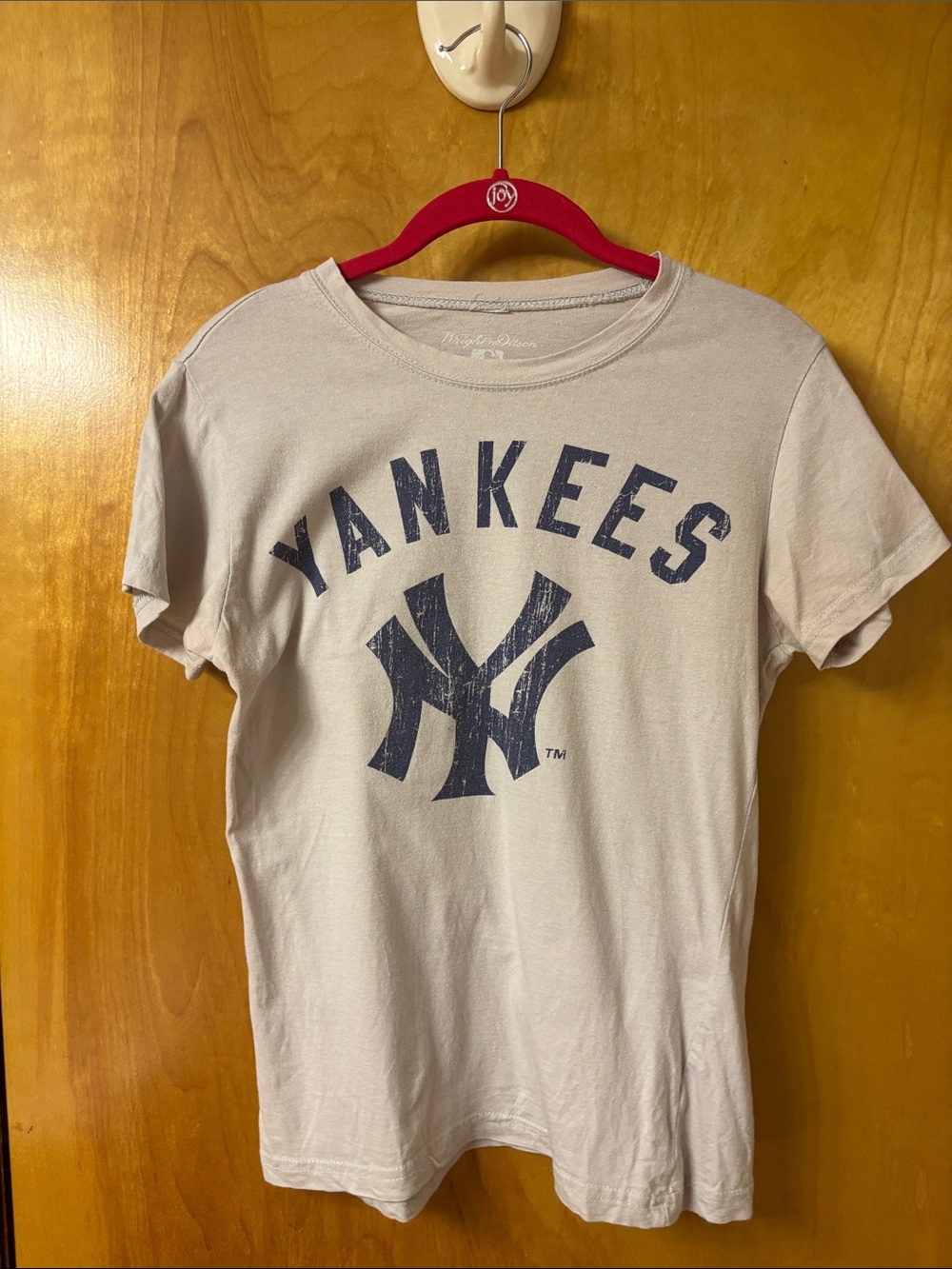 Vintage! women’s Yankees tee.
